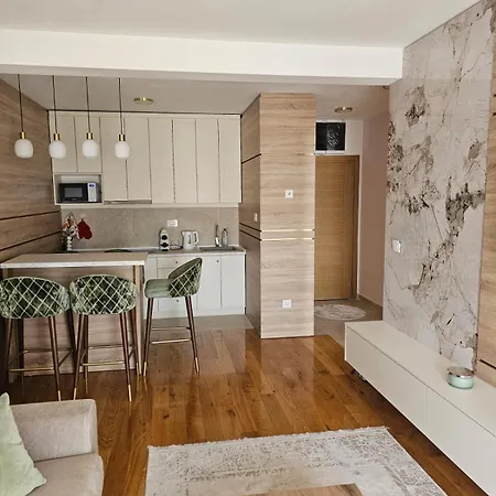 Royal Gardens Elegance Apartment *