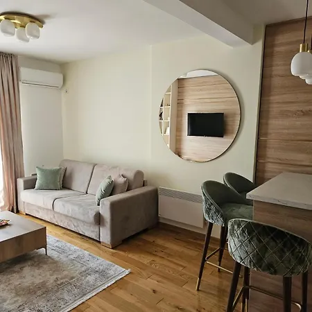 Royal Gardens Elegance Apartment *